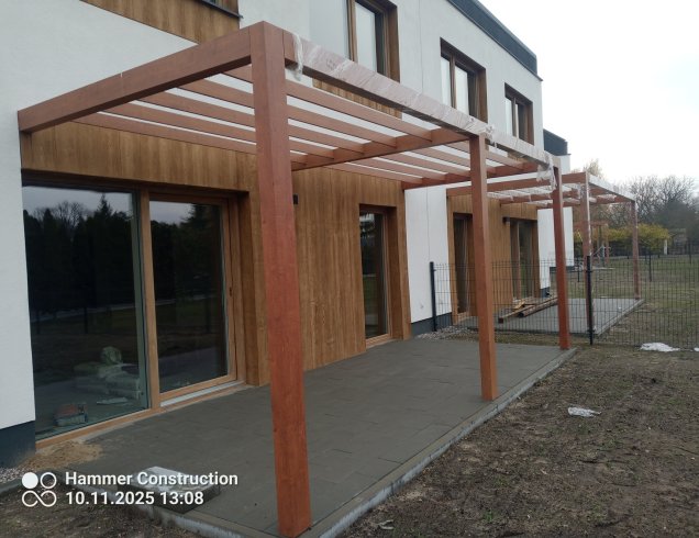Pergola na konstrukcji aluminiowej w kolorze drewna