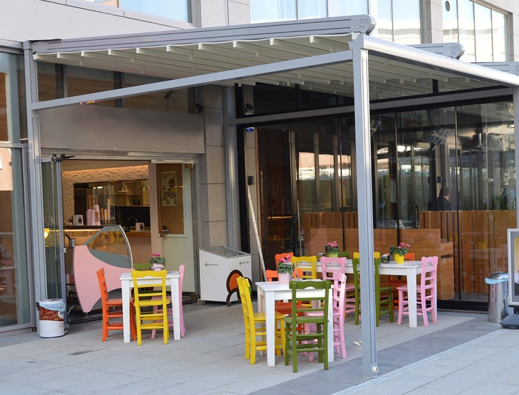 Pergola w restauracyjnym ogródku